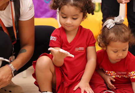 Professora com aluna Canadian Global School Belém